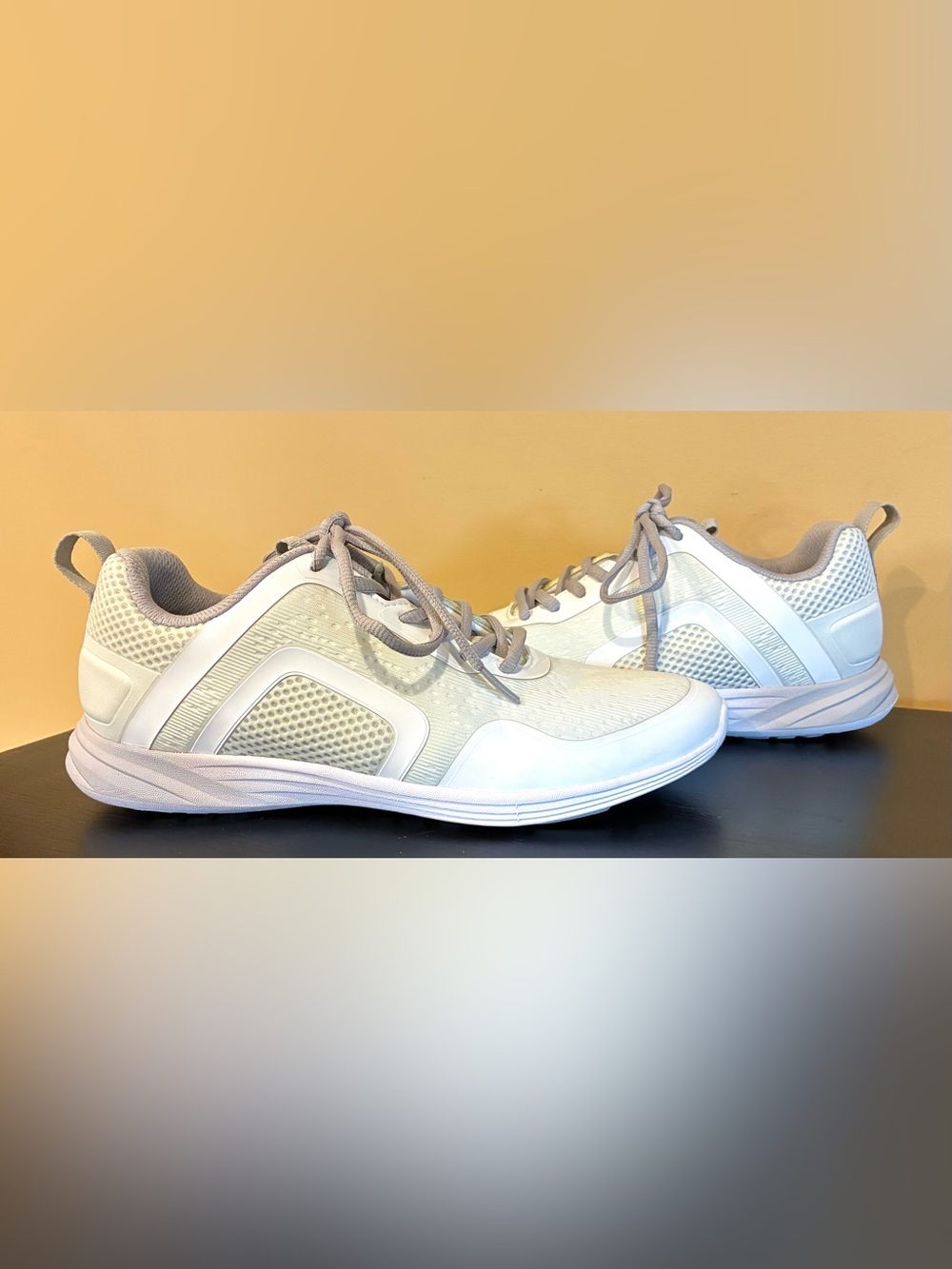 Vionic Jojo Ombre Fitness Athletic and Training Shoe White SZ. 9 Women’s